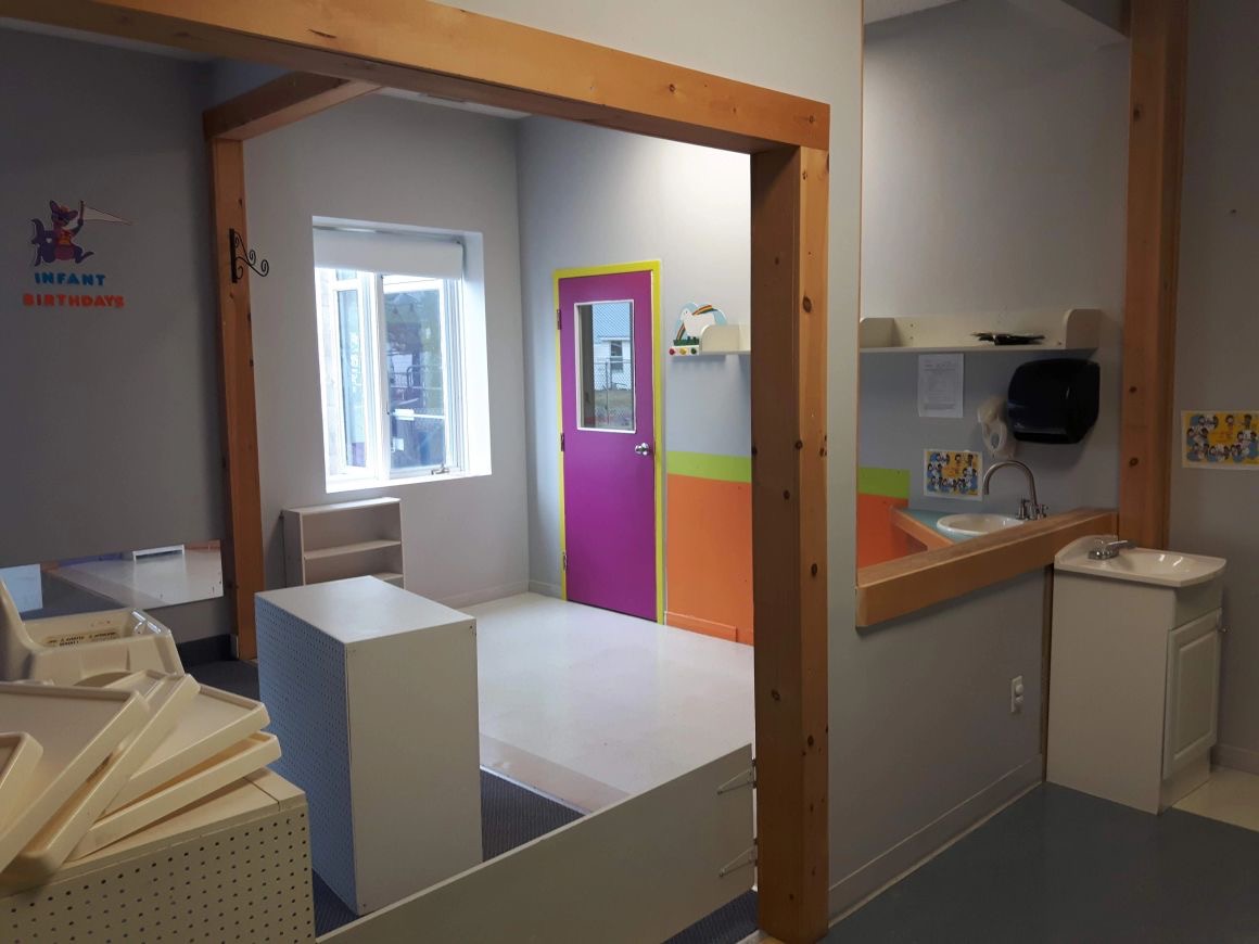 Arnprior infant room feeding and washing area with colourful doors.
